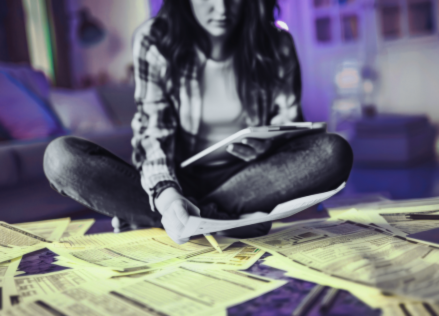 Mujer ahorra en tu factura